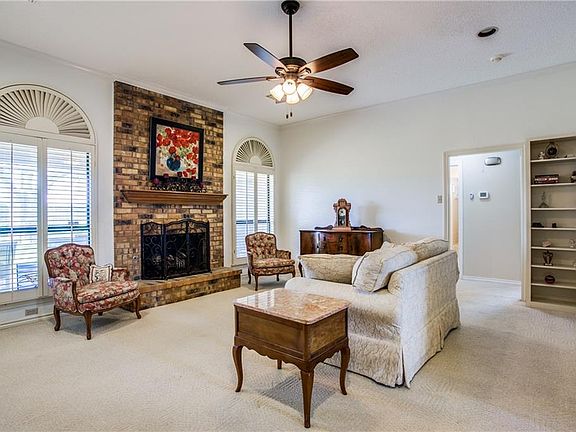 3rd image of 1027 Huntington Dr