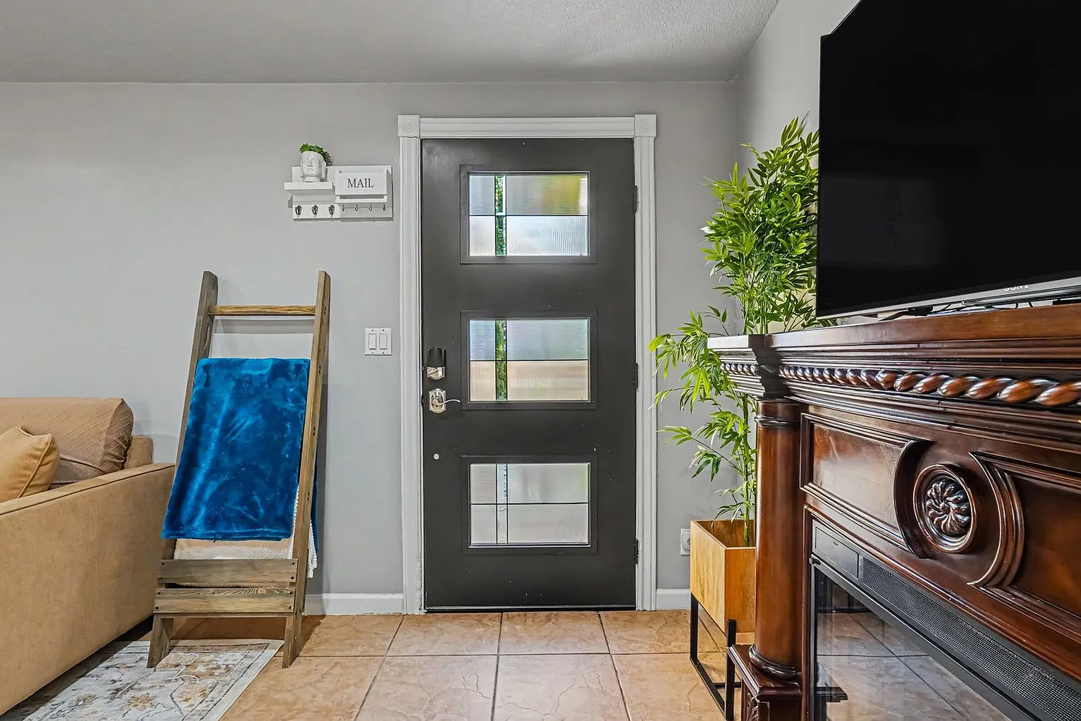 3 bed, 2.0 bath, 559 sqft, $6,070 — Photo 3