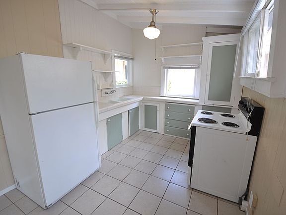 2nd image of 121 W Arrellaga St APT B