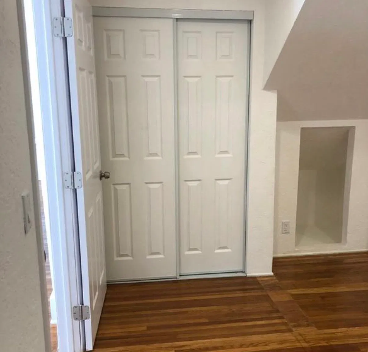 1208 N Harper Ave — Photo 3