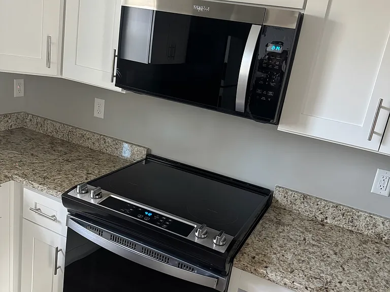STAINLESS STEEL APPLIANCES AND GRANITE COUNTERTOPS!