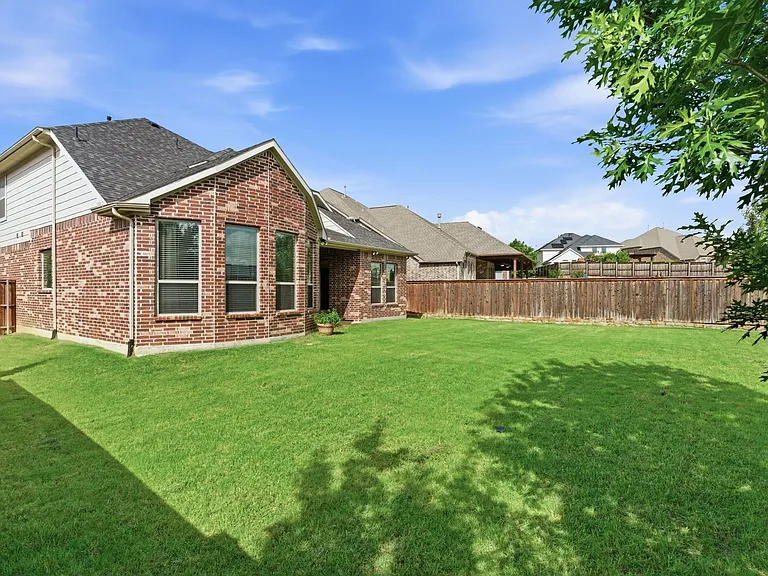 7452 Reverchon Dr — Photo 40