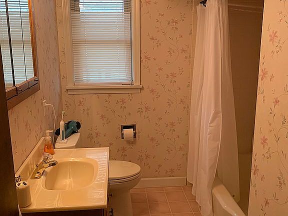 5th image of 568 Hirsch Ave