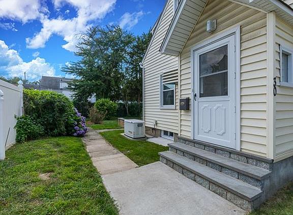 3rd image of 30 Holly St