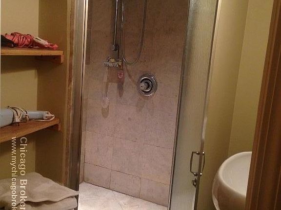 2nd image of 1514 W Ardmore Ave #2