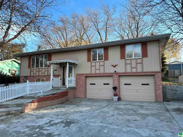 1034 Southdale Dr, Le Mars, IA 51031