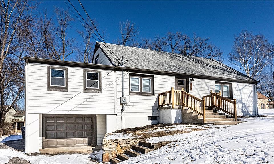 1st image of 808 NE Russell Rd