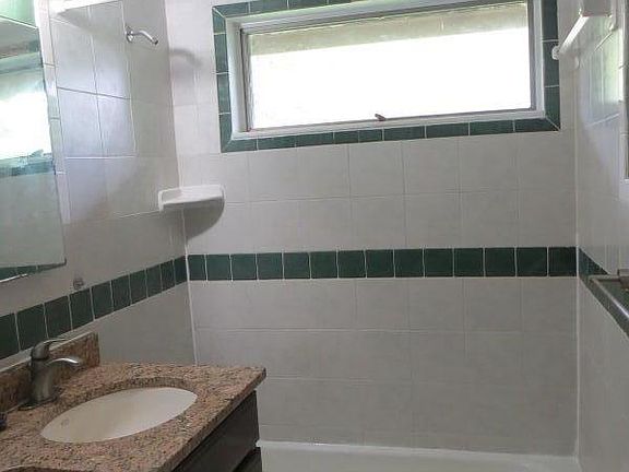 Upper hallway bath