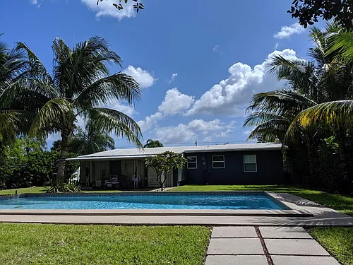347 Pinewood St Photo 1