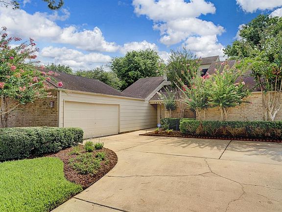 Curving driveway and 2 car garage means there is plenty of parking for everyone!