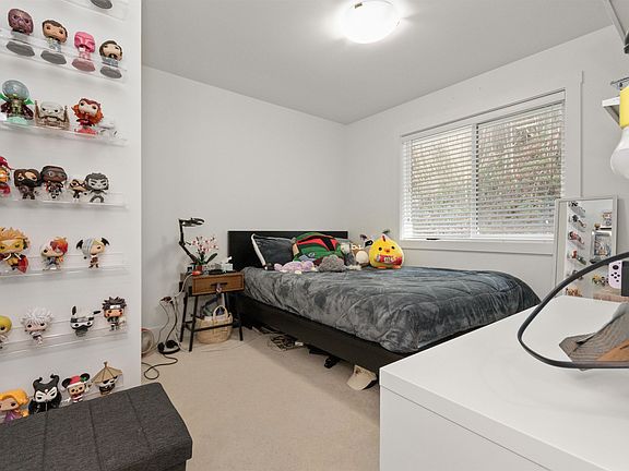 3rd image of 6262 Rexford Dr #1