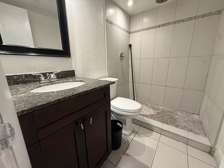 37 SW 14th St #17 — Photo 17
