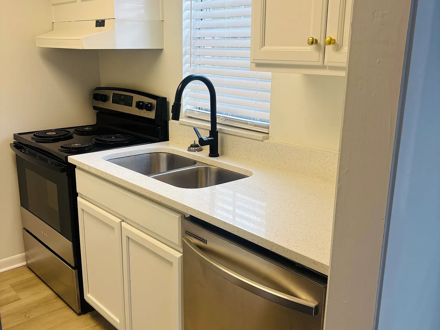 2 bed, 950 sqft, $1,900 — Photo 2