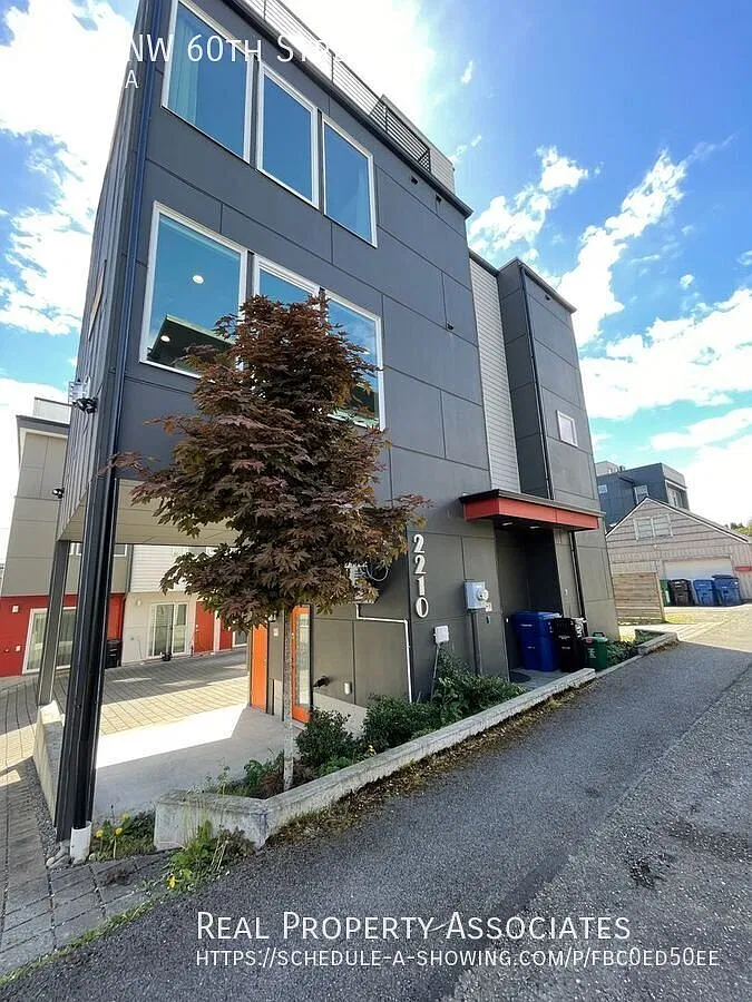 Pet Friendly, Spacious 3bed, 3.5bath, SFH with Private Rooftop deck, 1 covered parking stall — Photo 1