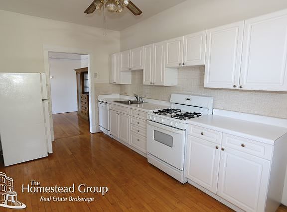 4th image of 1431 W Victoria St #03