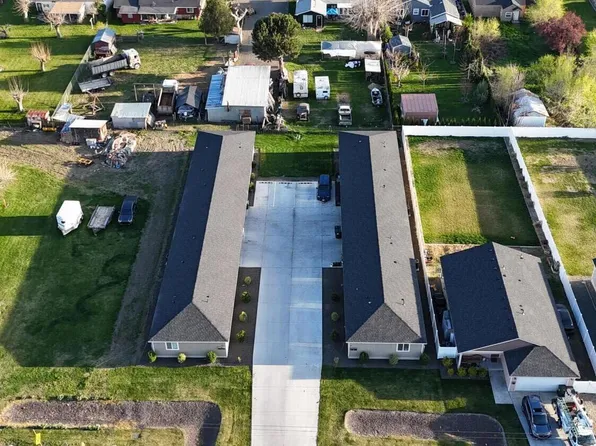 624 E 4th St, Grandview, WA 98930