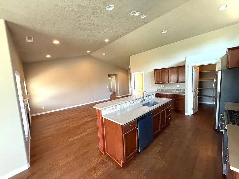4832 SW Volcano Ave — Photo 4