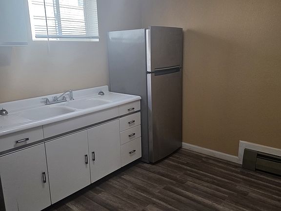 2nd image of 919 7th St APT B