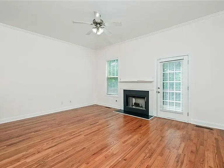 1915 Sterling Oaks Cir — Photo 2