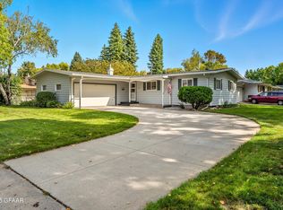 916 28th Ave S, Grand Forks, ND 58201