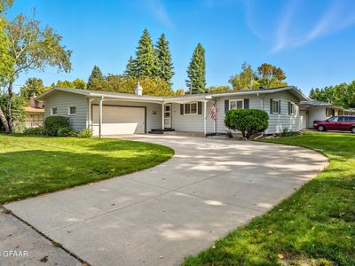 916 28th Ave S, Grand Forks, ND, 58201