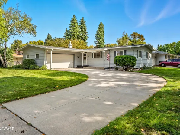 916 28th Ave S, Grand Forks, ND 58201