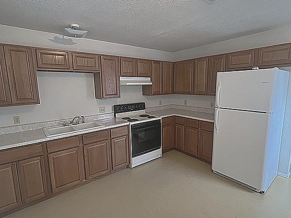 3rd image of 102 E Blodgett St