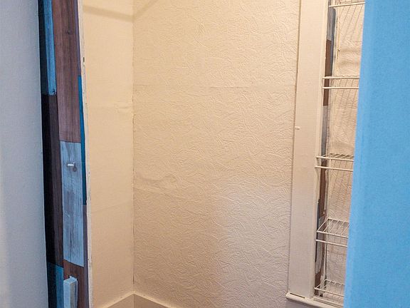 4th image of 112 W Varnum St