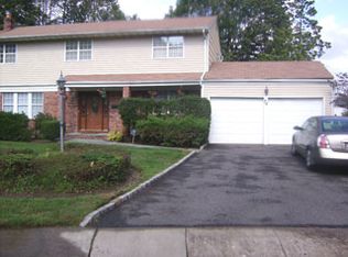 34 Barry Park Ct, Albertson, NY 11507