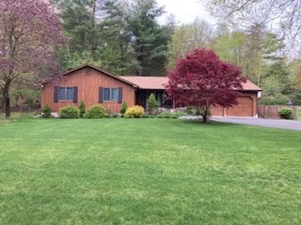 140 School St, Granby, MA 01033