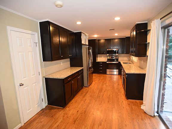 2nd image of 2554 Sherbrooke Dr