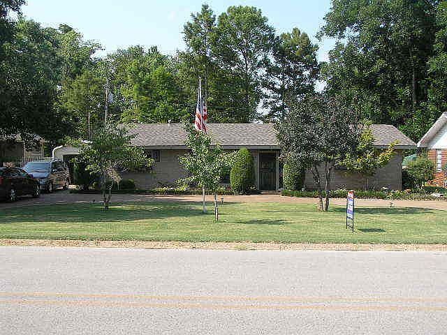1st image of 415 Lakeshore Dr