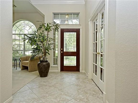 Light and spacious foyer.