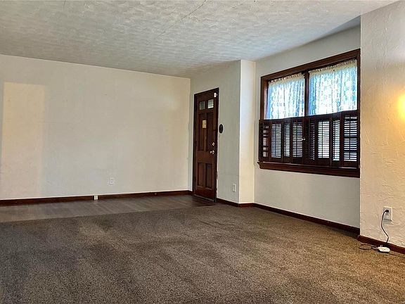 3rd image of 8 Saint Thomas Ct
