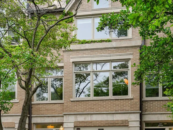 2705 N Janssen Ave, Chicago, IL 60614
