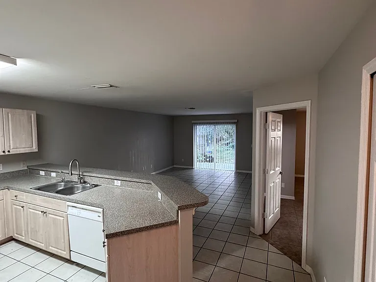 341 Harold Ave S — Photo 16