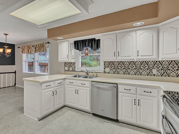 3rd image of 812 Creekwood Ct