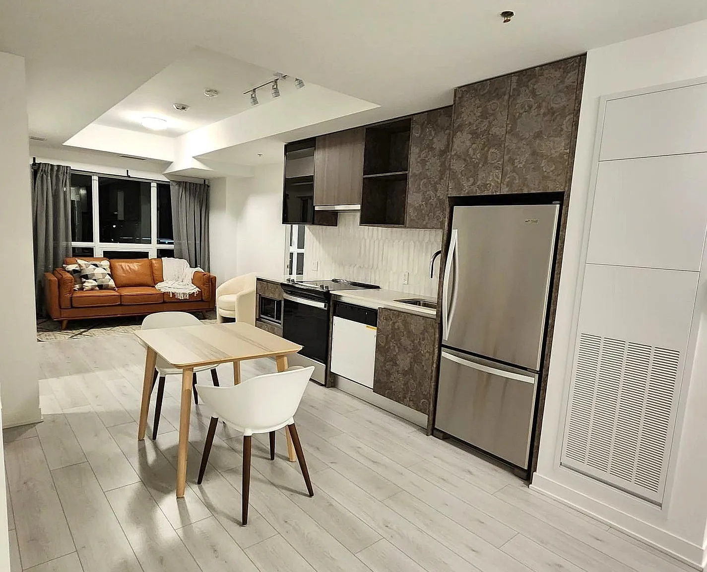 3 bed, $2,995 — Photo 2