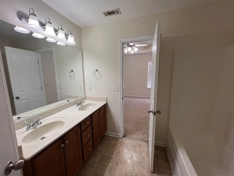 6021 Cullen Dr — Photo 16