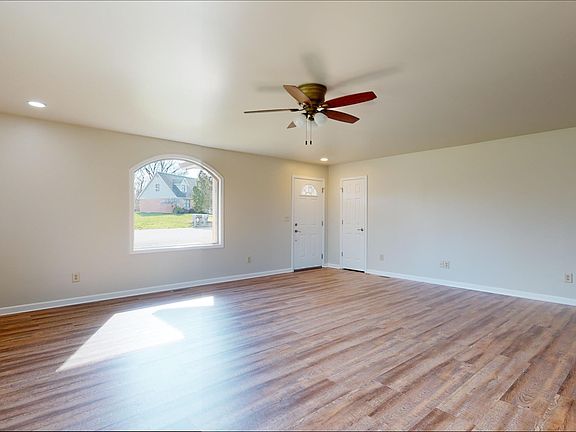 3rd image of 1810 W Essex Pl