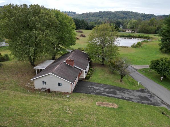 1050 Grandview Dr, Fairmont, WV 26554