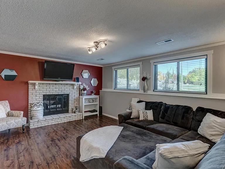 1425 Burns Dr — Photo 11