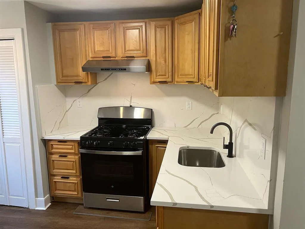 3 bed, $2,123 — Photo 2