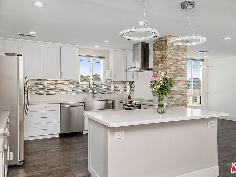 150 N Almont Dr #203 — Photo 2
