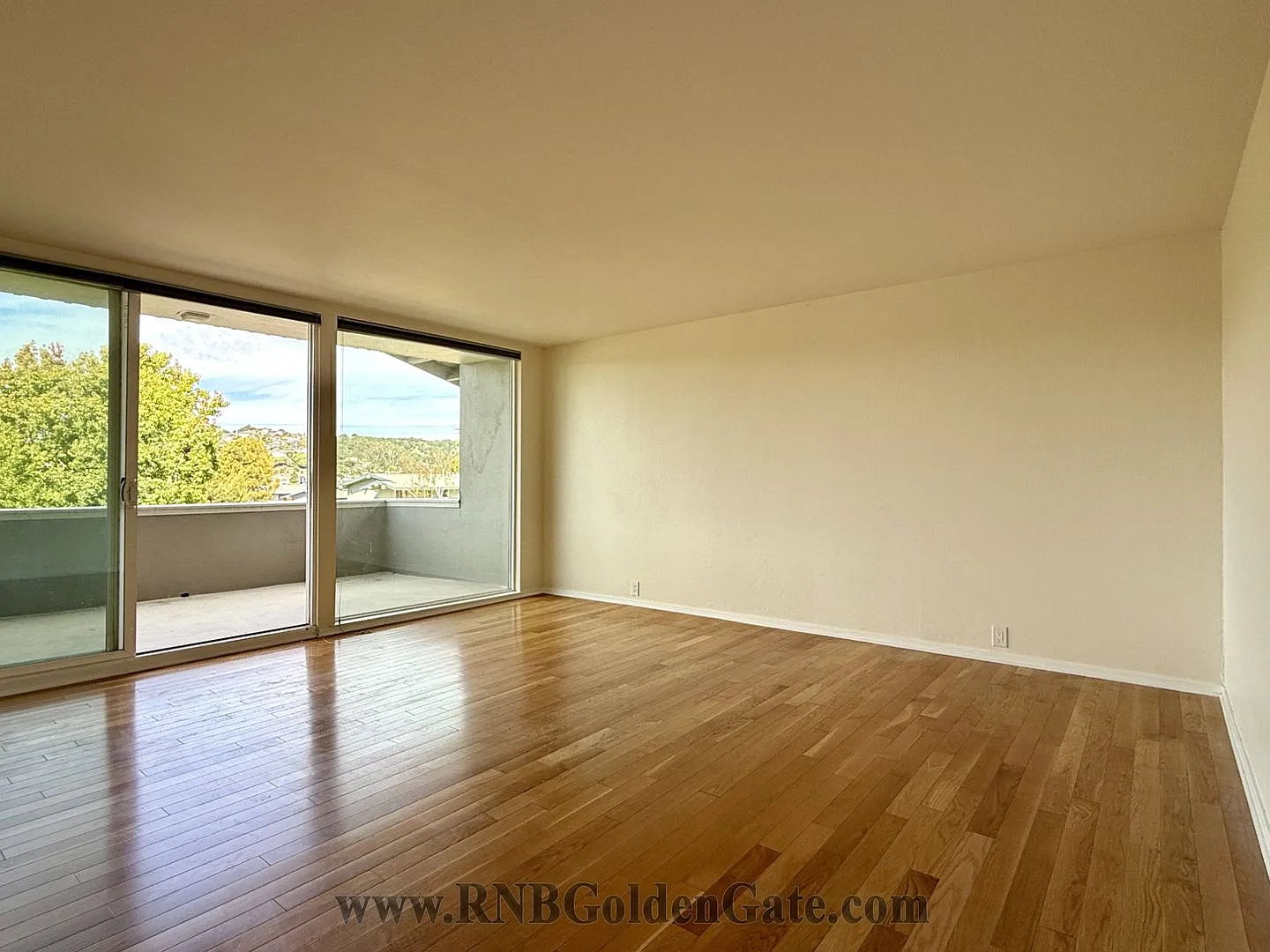 3 bedroom, 2 bathroom top floor corner unit with amazing views for rent! — Photo 4