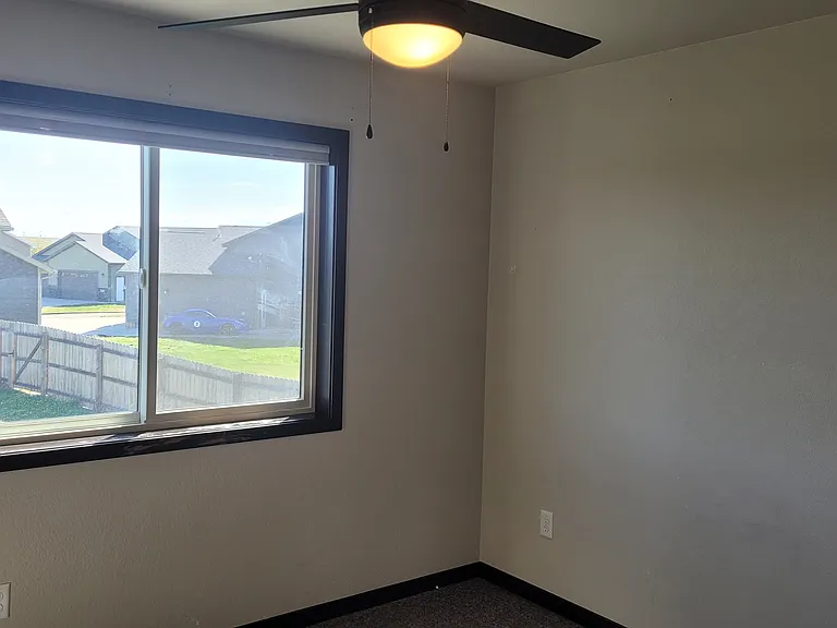 541 Mace Dr — Photo 3