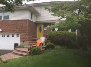 51 Stuart Dr, Syosset, NY 11791