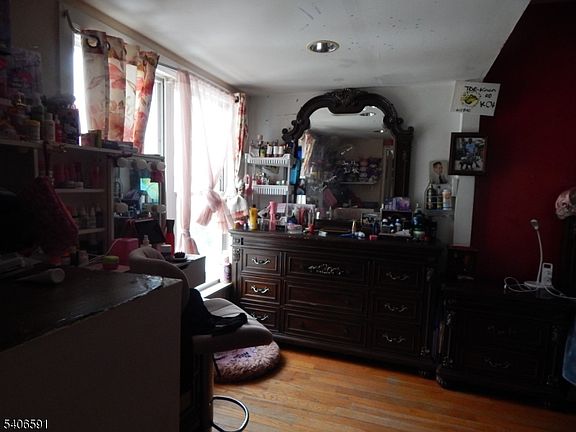 4th image of 615 Harrison Ave