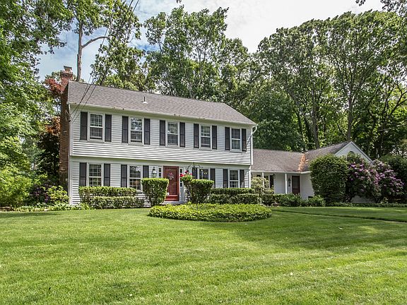 2nd image of 8 Wainscott Ln