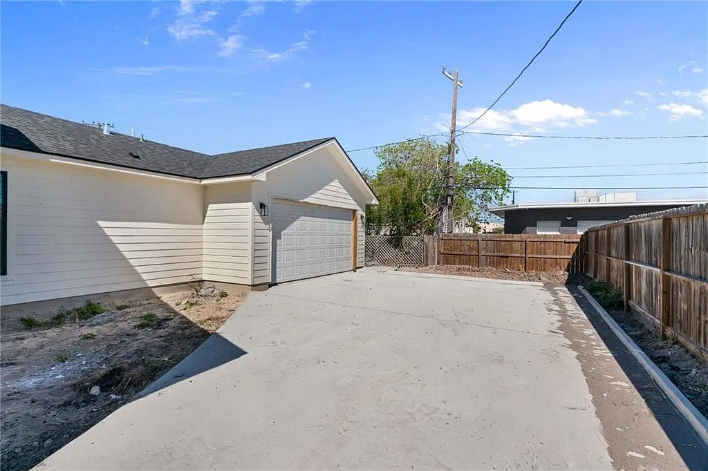 4 bed, 2020 sqft, $2,995 — Photo 4